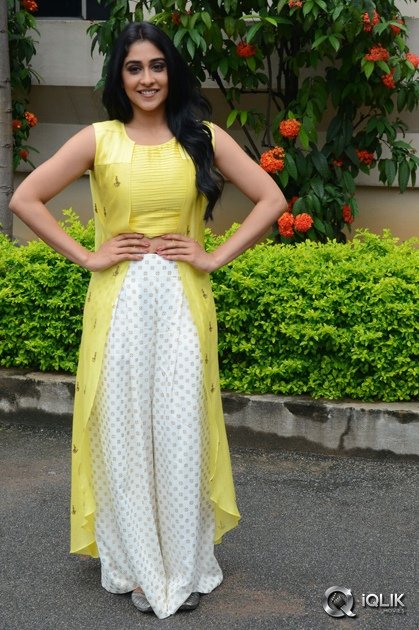 Regina-Cassandra-At-Jyo-Achyutananda-Movie-Success-Meet